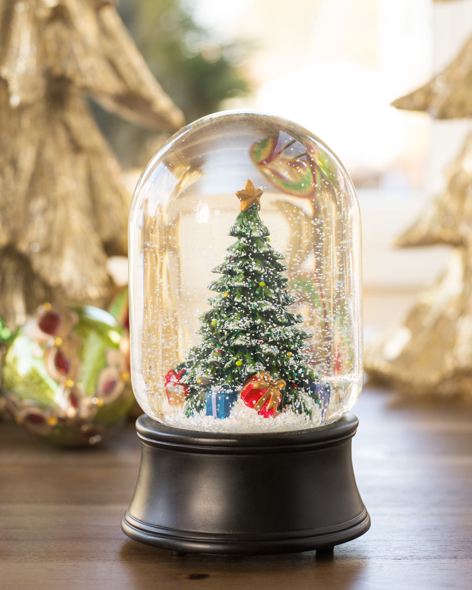 snow-globe-tree-with-snow